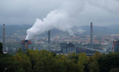 Vista de la siderúrgica Arcelor Mittal, en Avilés (Asturias), desde el alto de Valliniello.