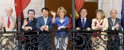 Esperanza Aguirre posa en la foto de familia, tras la reunión del Consejo de Gobierno de la Comunidad.