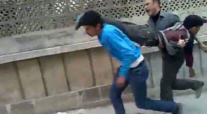 Evacuación de un herido en Alepo (foto difundida por la oposición)