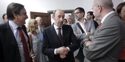 Rubalcaba, a la salida de la reuni&oacute;n de los parlamentarios del PSOE.