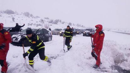 Miembros de la Unidad Militar de Emergencias (UME) durante los trabajos en la AP-6.