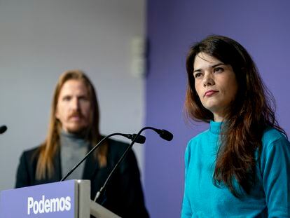 El portavoz de Podemos, Pablo Fernández y la portavoz Isabel Serra, durante una rueda de prensa, en la sede de Podemos, este lunes en Madrid.