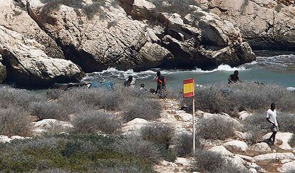 Inmigrantes en Isla de Tierra (Islas Alhucemas), esta mañana.