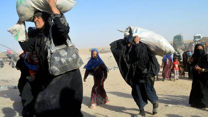 Mujeres desplazadas por la violencia del ISIS llegan a una base militar en la ciudad iraqu&iacute; de Ramadi.