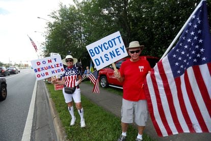 Simpatizantes de Ron DeSantis protestan en la carretera que lleva a Disney World, el pasado mes de abril.