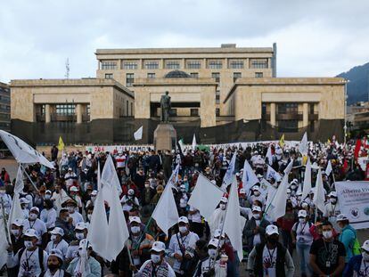 Excombatientes de las FARC marcharon en Bogotá para pedir al Gobierno que los proteja de los asesinatos.