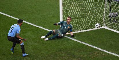 El uruguayo Luis Suarez celebra el gol de Diego Laxalt contra Rusia.