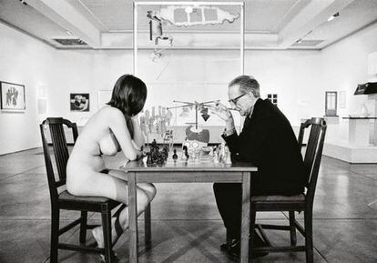 Eve Babitz plays chess with artist Marcel Duchamp in 1963.