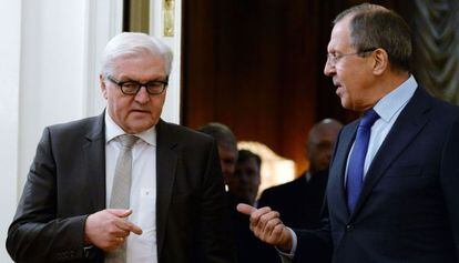 Sergei Lavrov, ministro de Exteriores ruso, habla con Frank-Walter Steinmeier, su homólogo alemán.