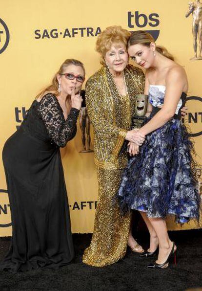 Las actrices Carrie Fisher, Debbie Reynolds y Billie Lourd el pasado enero de 2015 en Los &Aacute;ngeles.