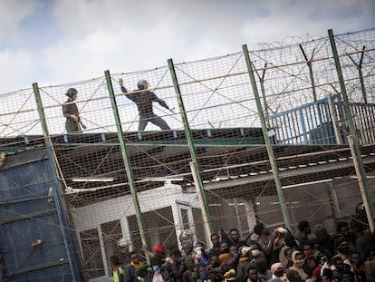 Cientos de personas que lograron traspasar el puesto fronterizo y evitar la avalancha son contenidos por la Guardia Civil en Melilla.