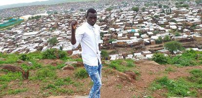 Amir muestra el campamento de refugiados donde vivió de 2016 a 2020, en Sortoni, Darfur.