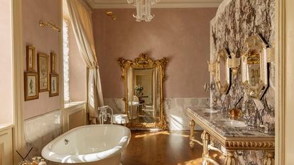 El baño de una de las habitaciones del hotel Passalacqua, en Moltrasio (Italia), elegido el mejor del mundo en la lista named The World’s Best Hotel 2023.