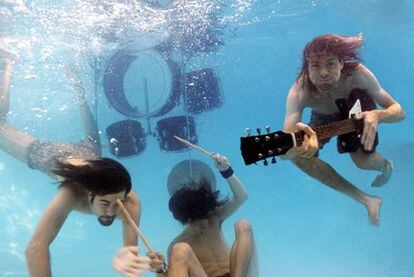 Krist Novoselic, Dave Grohl y Kurt Cobain, en una foto promocional de <i>Nevermind</i> en la que Kirk Weddle, fotógrafo de la cubierta del álbum, retrató a la banda bajo el agua de una piscina.