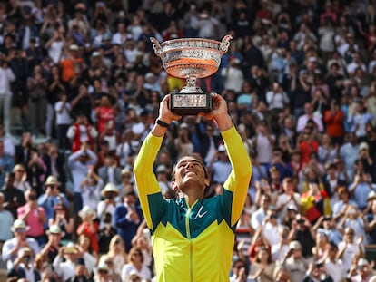 Nadal levanta la Copa de los Mosqueteros tras vencer a Ruud en la final de París.