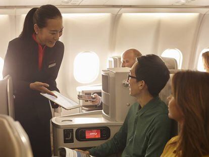 Una tripulante de Iberia atiende a los clientes en la clase Business. 