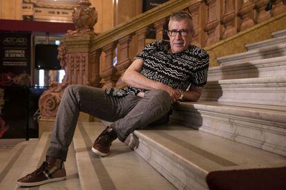 El director Emilio Sagi en la escalinata de marmol del Teatro Colón de Buenos Aires