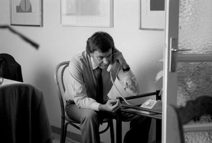 Felipe González conversa por teléfono en la tarde del 28 de octubre de 1982.