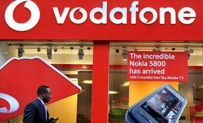 Un hombre pasa ante una tienda de Vodafone.