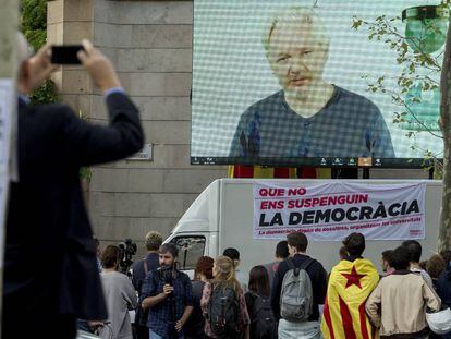 Videoconferencia de Julian Assange en Barcelona. 