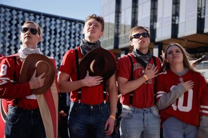 Fanáticos de los San Francisco 49ers se reúnen en el Thrive City Gathering Space del Chase Center en San Francisco, California.