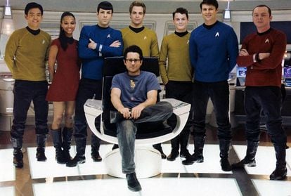 El reparto moderno de 'Star Trek' rodea al director J.J. Abrams.