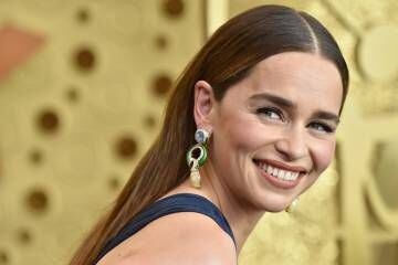 Emilia Clarke en la alfombra roja de los Emmy.