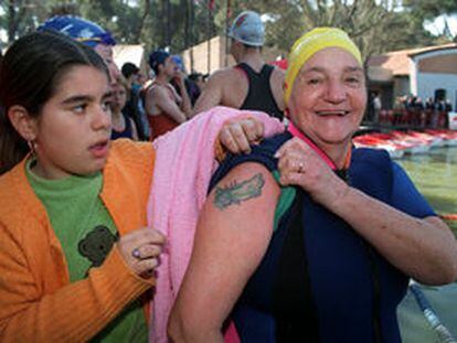 La participante Antolina Rodríguez, de 76 años, muestra el delfín que lleva tatuado en su brazo.