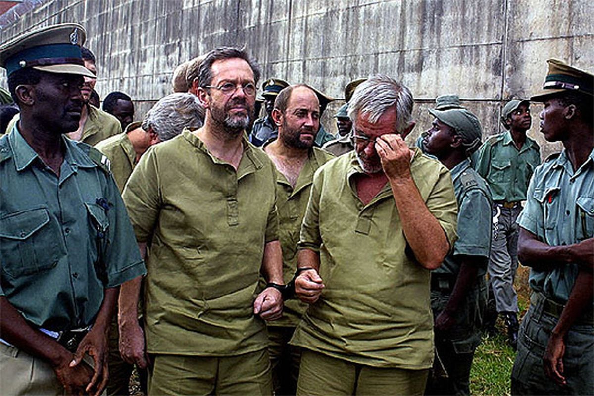 nick-du-toit-esposado-a-su-llegada-al-tribunal-de-malabo