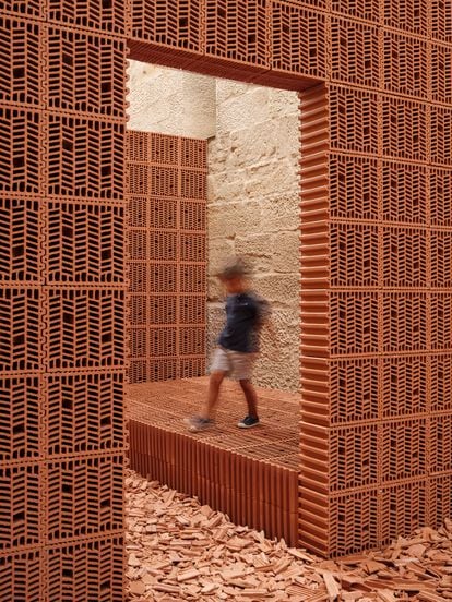 For Types of Spaces, in Logroño, Hanghar enlisted the help of Taubman College, the faculty of the University of Michigan where Mediero taught, and Cerámica Sampedro, the company from La Rioja that provided the thermoclay blocks for the installation.