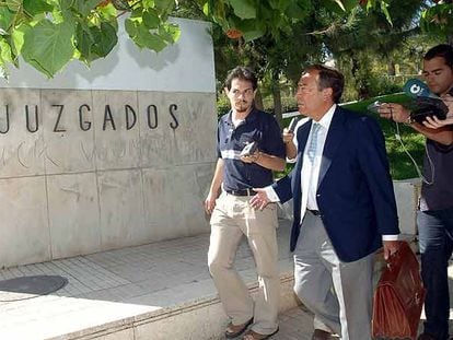 El abogado Francisco Soriano Zurita, a su salida de los juzgados de Marbella tras prestar declaración en julio de 2006.
