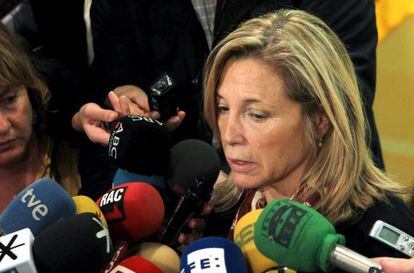 Joana Ortega, atiende a los medios de comunicación tras anunciar el gobierno catalán que rebajará el salario de los funcionarios un 3% anual.