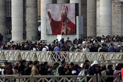 En la imagen, miles de personas aguardan su turno para dar el último adiós al Papa.