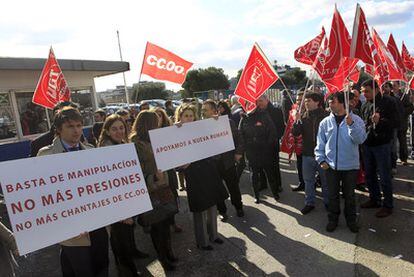 Los trabajadores a favor de Clesa exhiben pancartas frente a los trabajadores que protestan contra la empresa, con banderas.