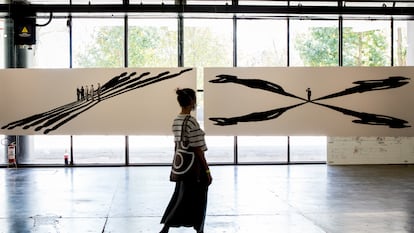 Una mujer camina este jueves frente a la serie 'Dilatáveis', de Regina Silveira, en la Bienal de São Paulo.