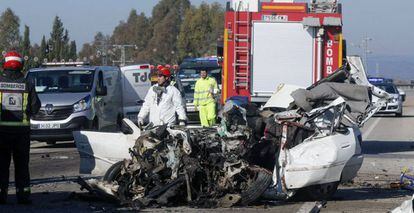 Imagen de un veh&iacute;culo tras el accidente en la carretera A-453, cerca de la localidad cordobesa de Palma del R&iacute;o.