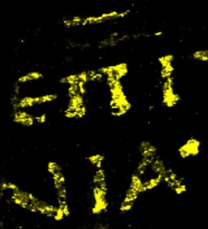 La fluorescencia de rayos X descubrió la presencia y concentración de plomo en las letras escritas en griego.