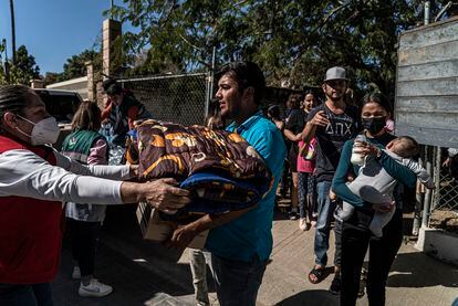 Habitantes de la sindicatura de Jesús María, en Culiacán, reciben ayuda del Gobierno luego de permanecer incomunicados por más de 48 horas.