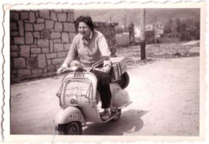Gloria Fuertes, con su Vespa por Soto del Real (Madrid) en 1958. 'EL LIBRO DE GLORIA FUERTES', DE BLACKIE BOOKS.