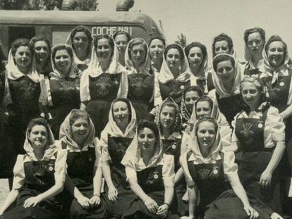 Mujeres participantes en el homenaje a Franco y al Ejército celebrado el 29 y 30 de mayo de 1939 en el castillo de la Mota (Valladolid).