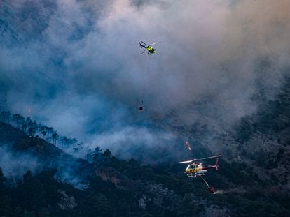 Dos helicópteros trabajaban el domingo en la extinción del incendio en Peramola (Lleida).
