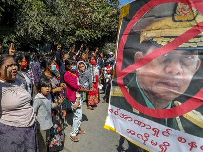 Un grupo de manifestantes protesta contra el golpe militar ante una imagen del líder de la junta, el general Min Aung Hlaing, este miércoles en Mandalay.