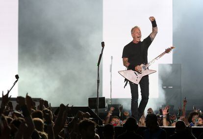 Un momento del concierto con James Hetfield animando a los asistentes.