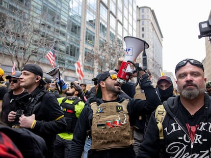 Enrique Tarrio, en el centro, durante un acto de los Proud Boys, el 12 de diciembre de 2020 en Washington.