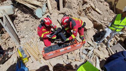 Dos miembros de la UME trabajan sobre los escombros de una vivienda derruida en Anougal (Marruecos) este lunes.