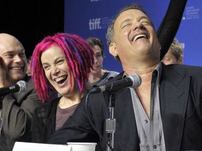 Los hermanos Wachowski junto a Tom Hanks, en octubre de 2012.