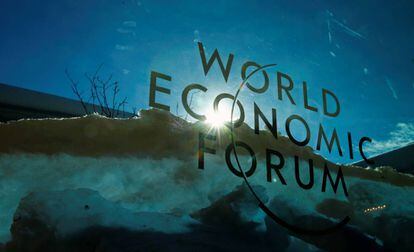 Logo del Foro Económico Mundial, en Davos.