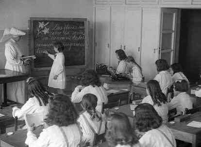 Clase en la Escuela Asilo Lavanderas (Madrid), en 1945.