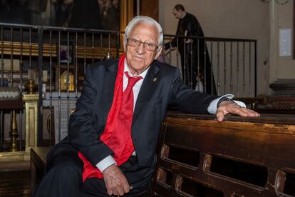 El padre Ángel, presidente de la ONG Mensajeros de la Paz, en la iglesia de San Antón en Madrid.