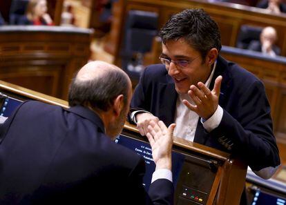 El diputado socialista, Eduardo Madina junto al líder del PSOE, Alfredo Pérez Rubalcaba.